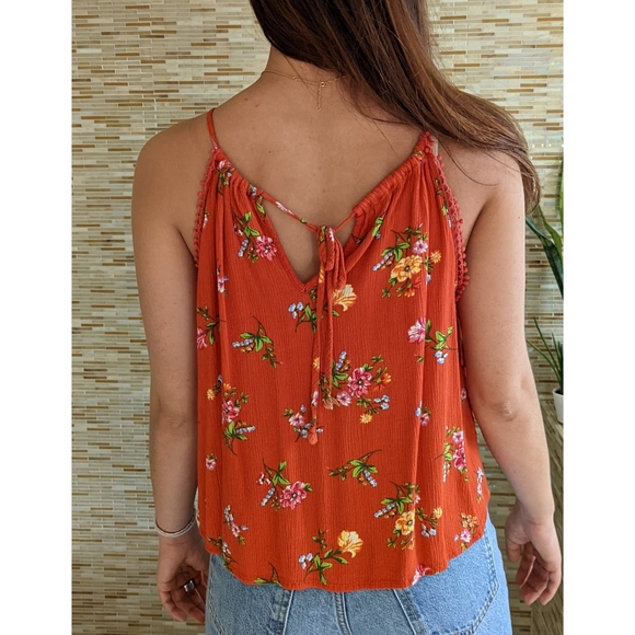 Floral Print Sleeveless Blouse - Picture 2 of 3